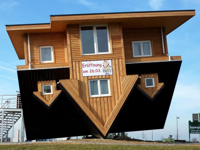 Dřevostavba postavená na hlavu