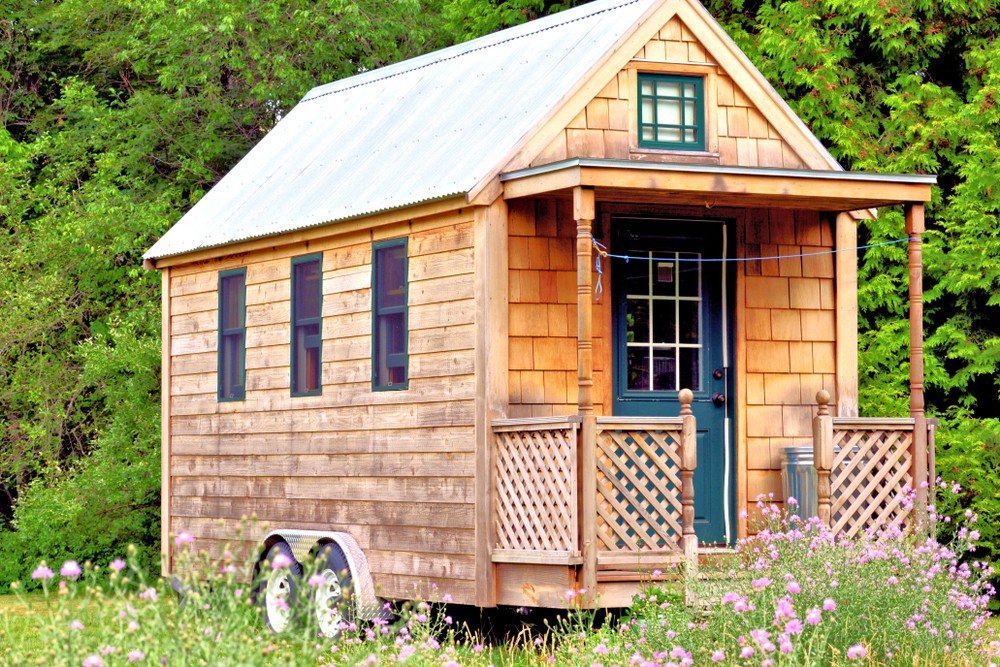 tiny house se šindelovou fasádou