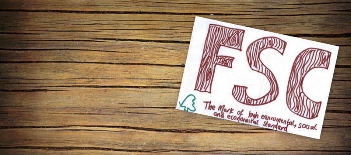 Certifikát FSC na dřevěném podkladu