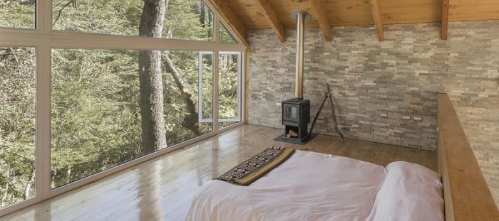 ložnice s výhledem do lesa